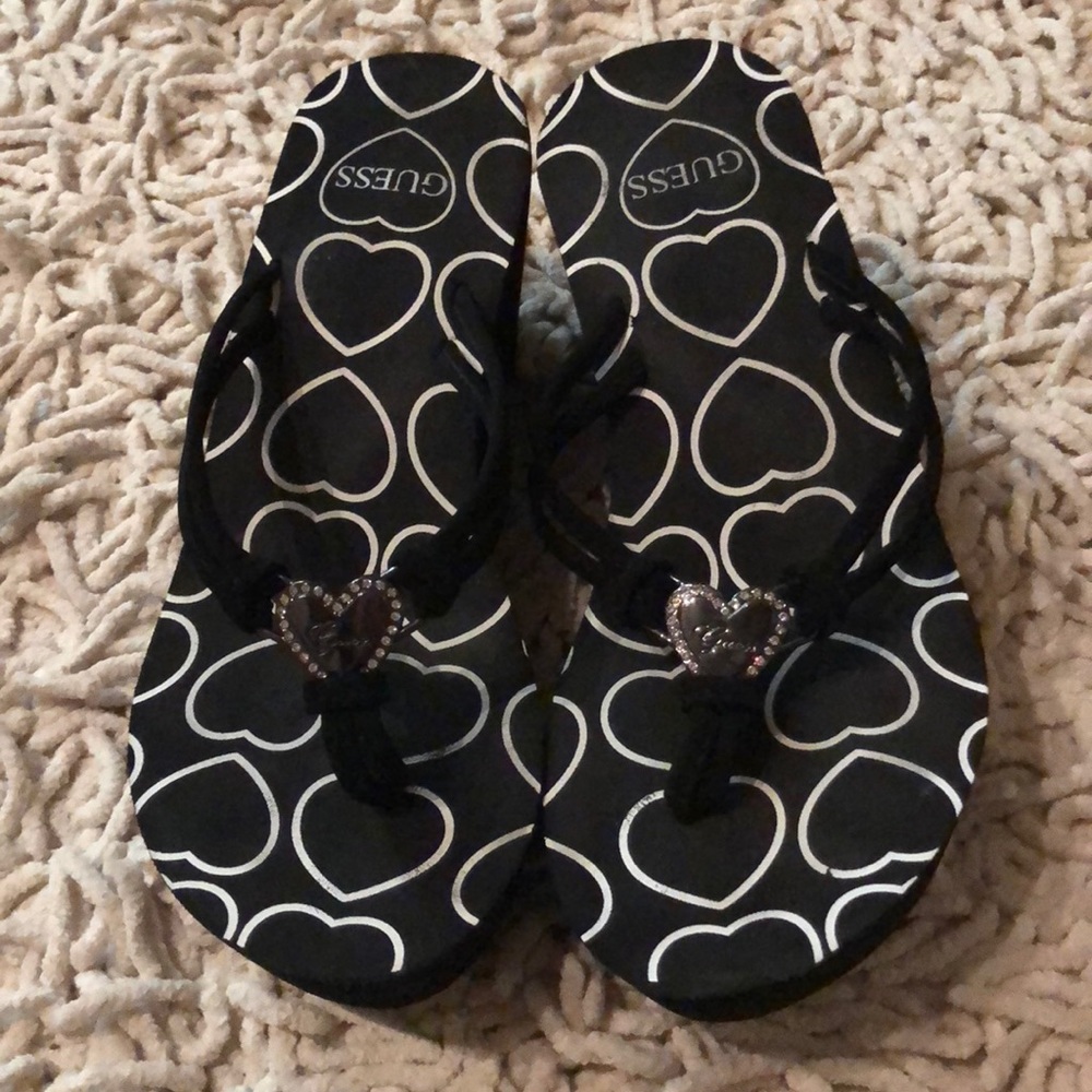 Guess flip flops size 6